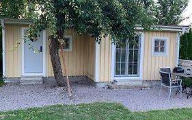 Mysigt gårdshus på vackra Stensö